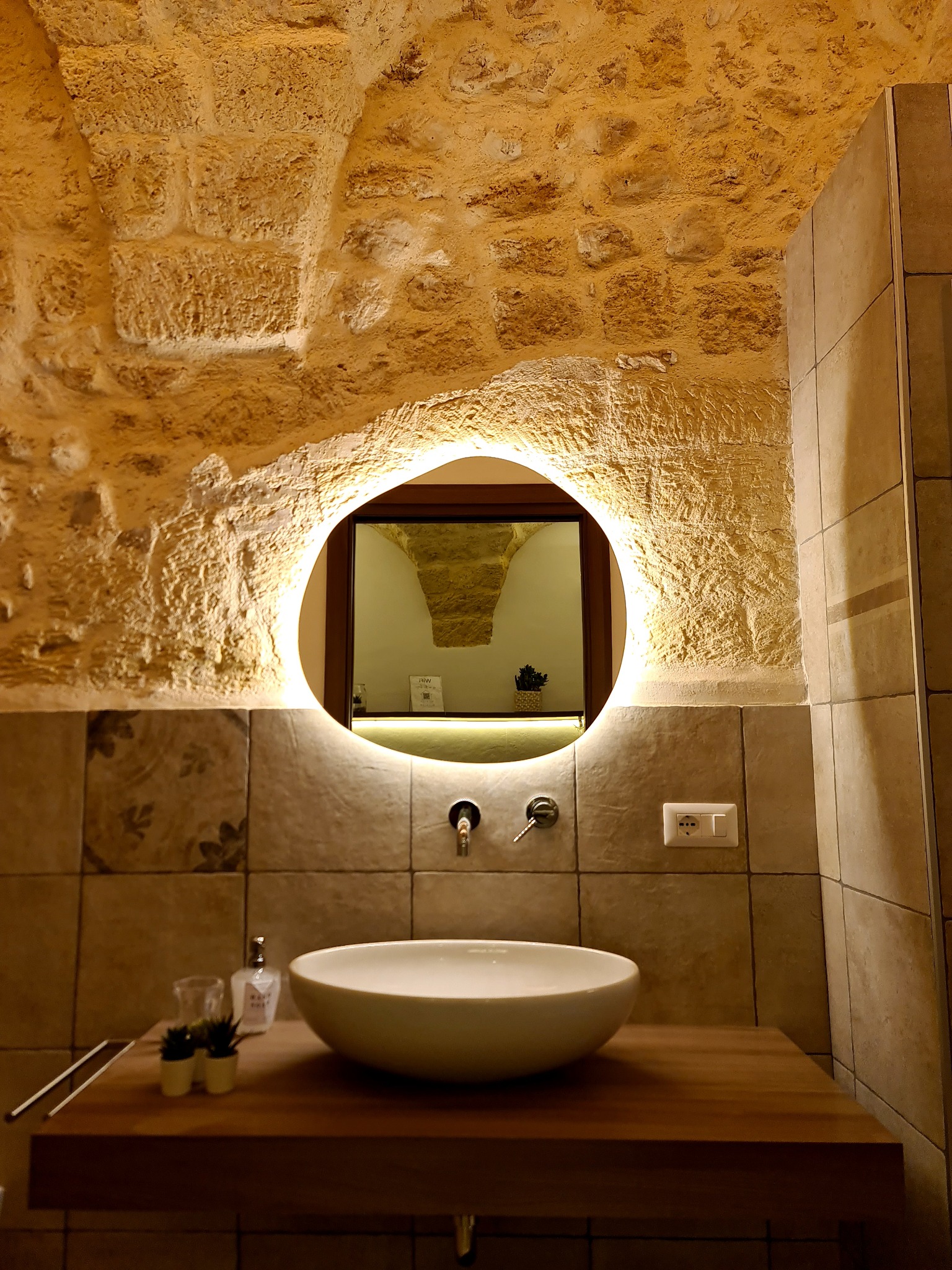 Bagno con doccia e pietra a vista
